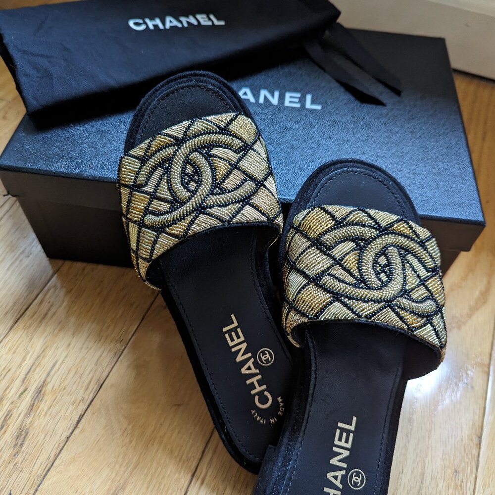 Like new CHANEL Sandals embroidered pearl & suede